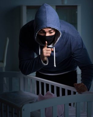 İnsan çocuk ticareti konseptinde bebek hırsızlığı