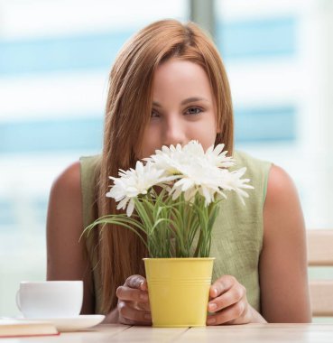 Sınavlara hazırlanan genç öğrenci çay içiyor.