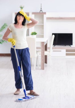 Yaşlı olgun kadın ev işlerinden sonra yoruldu.