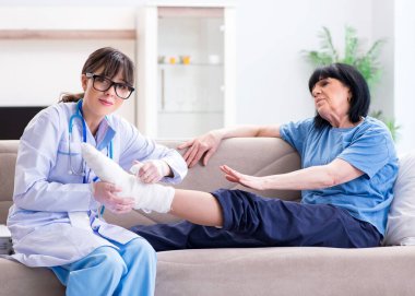 Doktor olaydan sonra yaşlı kadını muayene ediyor.