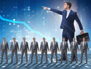 Patron çalışanı, çalışanlarını iş konseptinde manipüle ediyor.