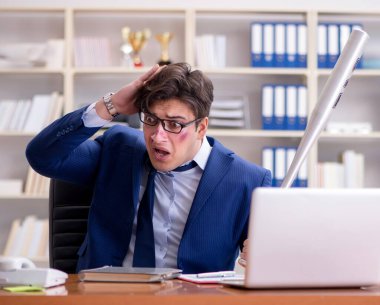 Ofisteki sinirli saldırgan iş adamı.