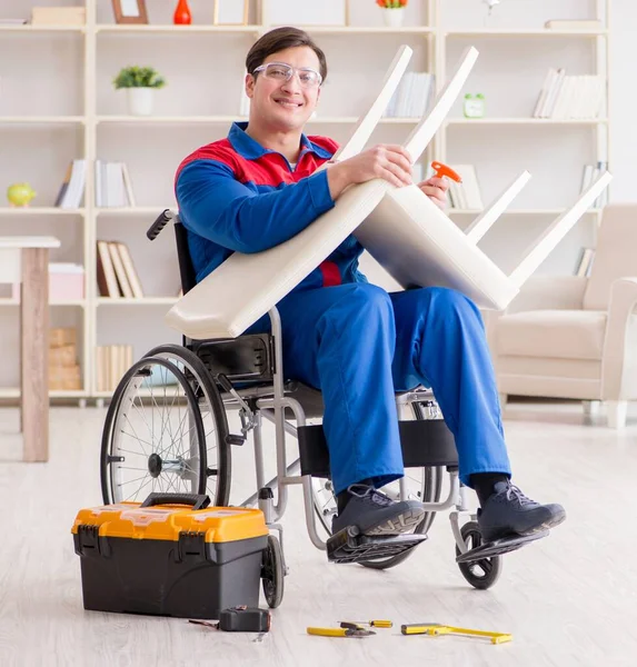 Hombre discapacitado silla de reparación en el taller — Foto de Stock