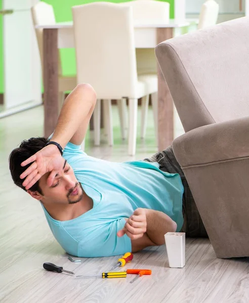 Hombre reparando muebles en casa — Foto de Stock