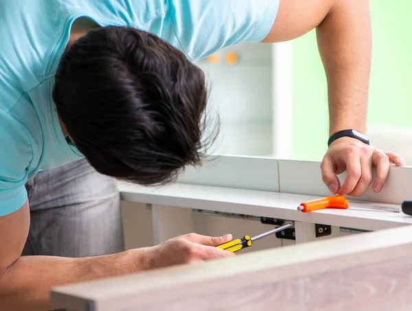 Hombre reparando muebles en casa — Foto de Stock