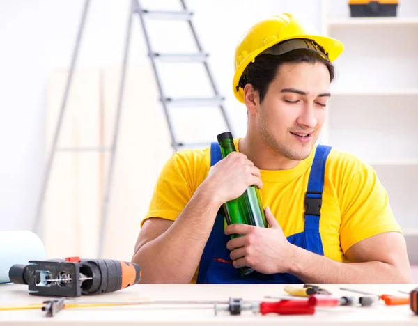 Ingeniero borracho trabajando en el taller — Foto de Stock