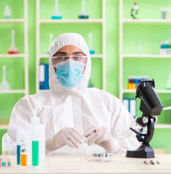 Chemik pracujący w laboratorium nad nowym eksperymentem — Zdjęcie stockowe