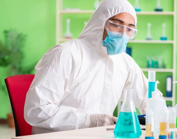 Químico trabajando en el laboratorio en un nuevo experimento —  Fotos de Stock