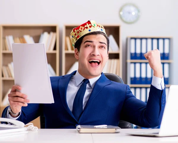 Koning zakenman werkzaam in het kantoor — Stockfoto