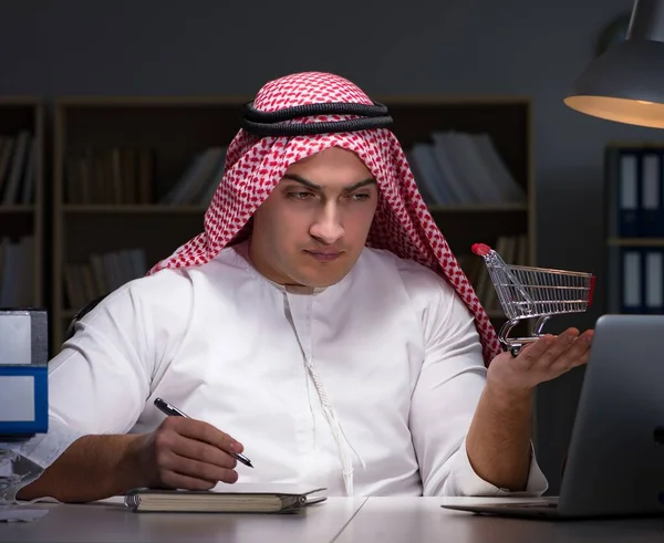 Empresario árabe trabajando hasta tarde en el cargo —  Fotos de Stock