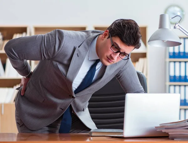 Empresario sintiendo dolor en la oficina — Foto de Stock