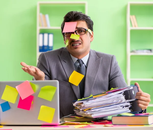 Zakenman ongelukkig met veel tegenstrijdige prioriteiten zitten in — Stockfoto