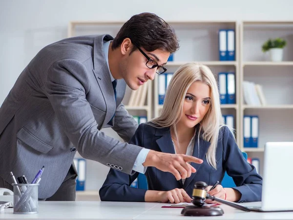 Advogado discutindo caso legal com o cliente — Fotografia de Stock