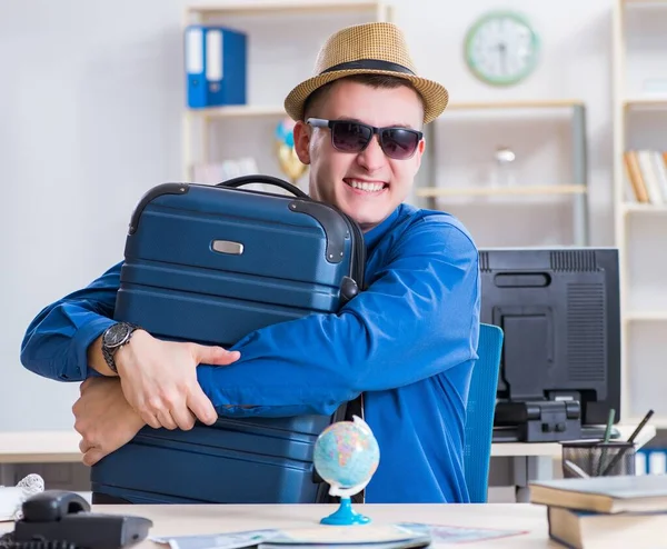 휴가 여행을 준비하는 젊은 고용인 — 스톡 사진