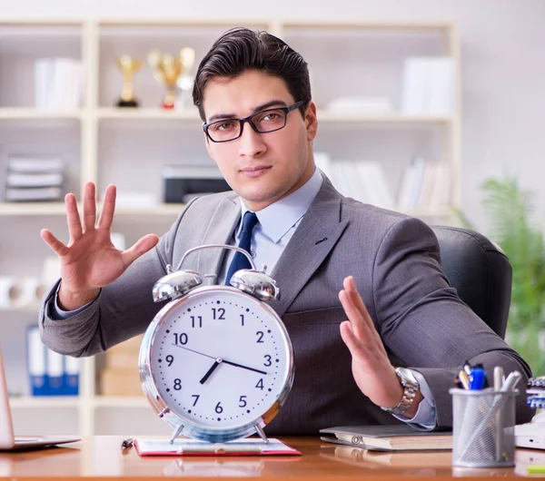 Jungunternehmer im Zeitmanagement-Konzept — Stockfoto