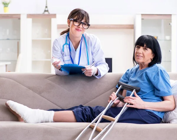 Dokter onderzoeken van oude volwassen vrouw na incident — Stockfoto