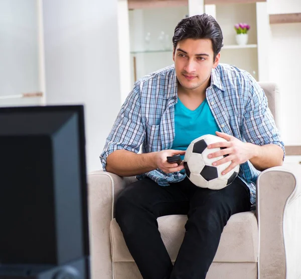 Homem assistindo tv em casa — Fotografia de Stock