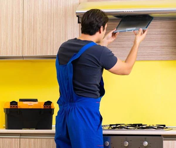 Junger Dienstleister montiert Küchenmöbel — Stockfoto