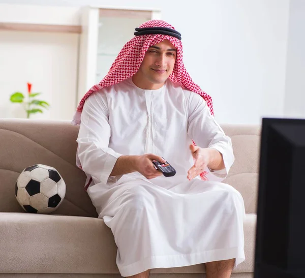 Άραβας επιχειρηματίας βλέποντας τηλεόραση στο σπίτι — Φωτογραφία Αρχείου