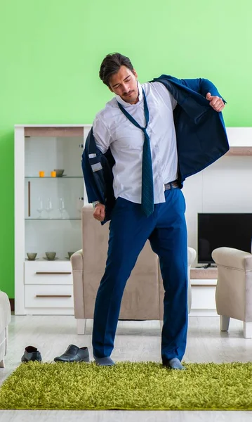 Uomo vestito e in ritardo per il lavoro — Foto Stock