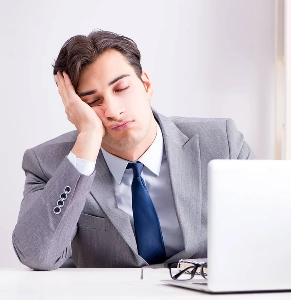Olycklig affärsman som arbetar på kontoret — Stockfoto