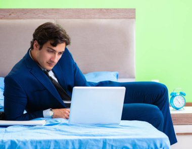 Otel odasında çalışan bir iş adamı.