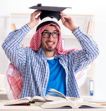 Üniversite sınavlarına hazırlanan Arap öğrenci