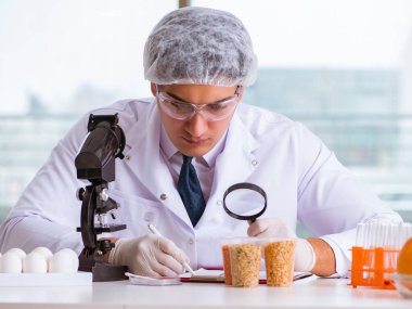 Besin uzmanı gıda ürünlerini laboratuarda test ediyor.