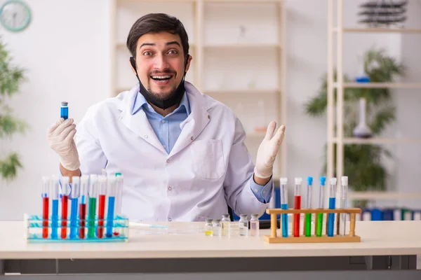 Jonge mannelijke chemicus werkt in het lab — Stockfoto