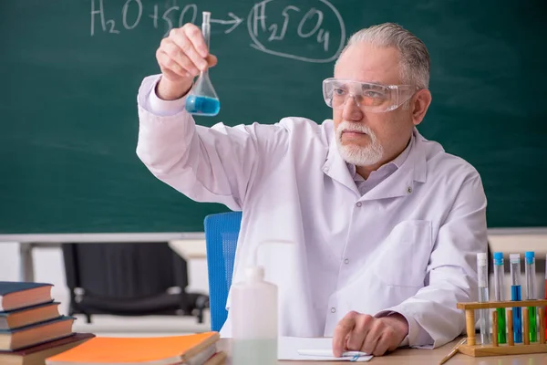 Viejo profesor de química en el aula —  Fotos de Stock