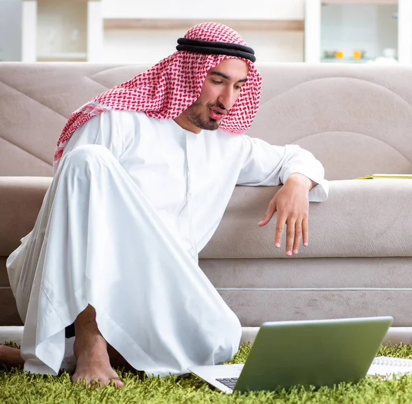 Uomo arabo che lavora a casa sul suo lavoro — Foto Stock