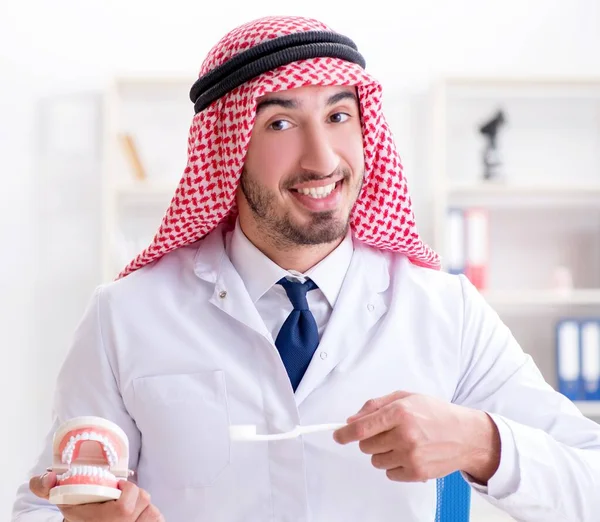 阿拉伯牙医在新的牙齿植入方面的工作 — 图库照片