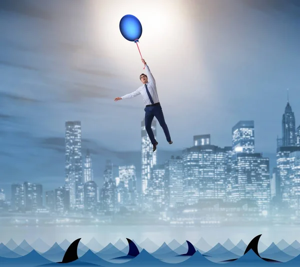 Affärsman som flyger med ballong i luften — Stockfoto