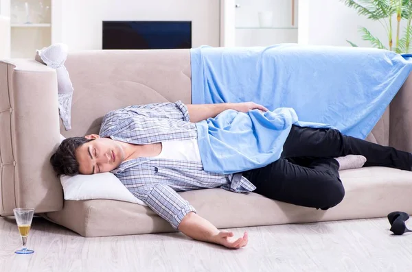 Homme avec désordre à la maison après la fête de la maison — Photo