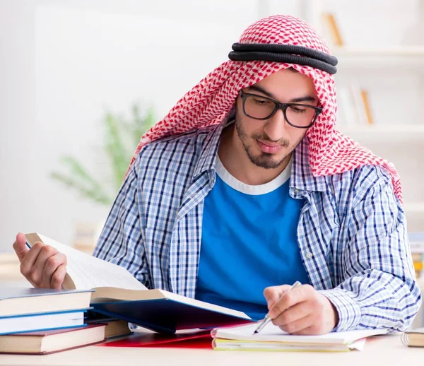 Arabski student przygotowujący się do egzaminów uniwersyteckich — Zdjęcie stockowe