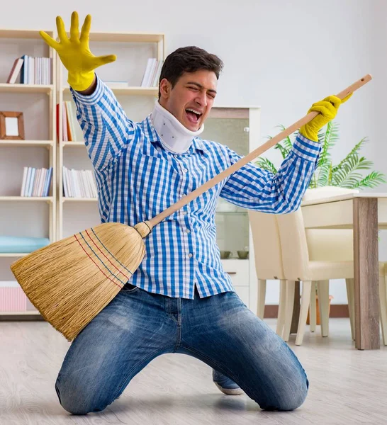 Hombre con cuello unjury limpieza casa en concepto de limpieza —  Fotos de Stock