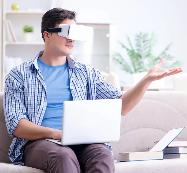 Estudante freelance com óculos de realidade virtual em casa — Fotografia de Stock