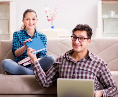 Üniversite sınavlarına hazırlanan öğrenciler