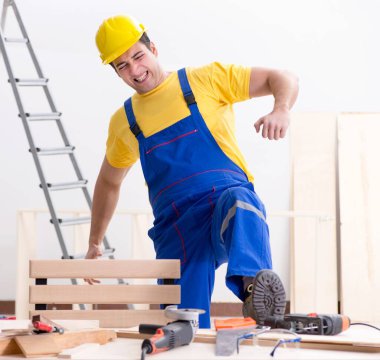 Kat tamircisi işinden memnun değil.