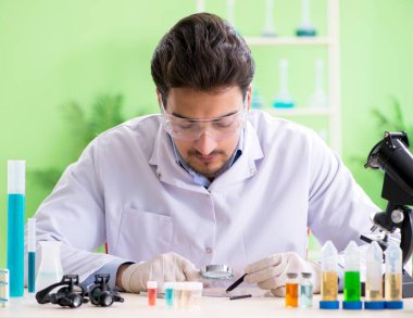 Laboratuvarda çalışan bir kimyager.