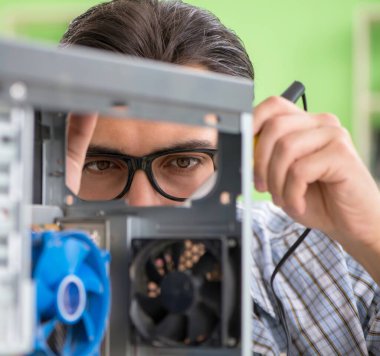 Bilgisayar mühendisi bozuk masaüstünü onarıyor