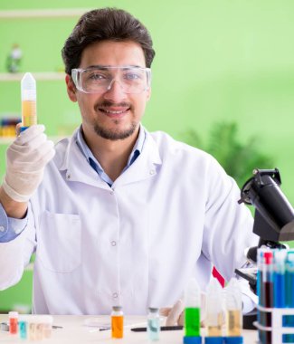 Laboratuvarda çalışan bir kimyager.