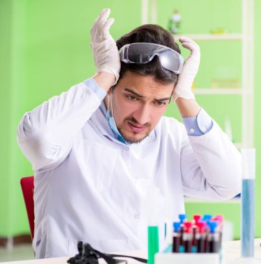 Laboratuvarda çalışan bir kimyager.