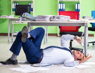 Hüsrana uğramış iş adamı aşırı çalışmadan dolayı stresli