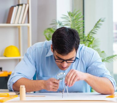 İnşaat mühendisi yeni proje üzerinde çalışıyor