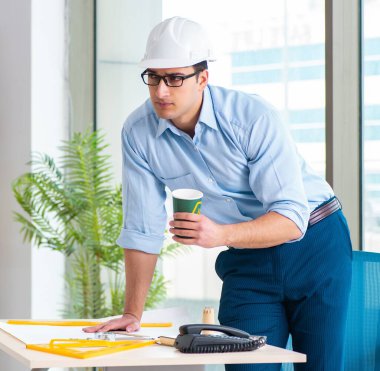 İnşaat mühendisi yeni proje üzerinde çalışıyor