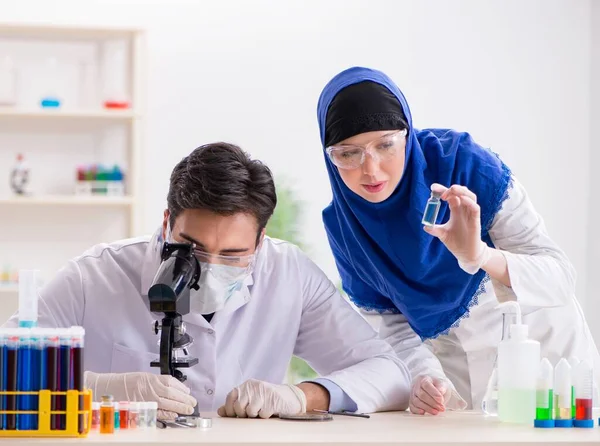 Laboratuvarda çalışan iki kimyager. — Stok fotoğraf