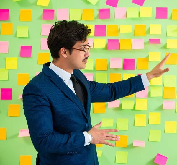 Geschäftsmann mit vielen geschäftlichen Prioritäten — Stockfoto