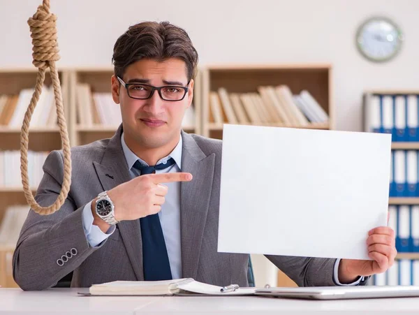 Bankrupt brak zakenman overweegt zelfmoord zichzelf ophangen — Stockfoto