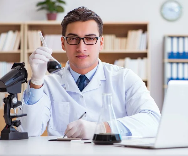 Ingeniero químico trabajando en muestras de aceite en laboratorio —  Fotos de Stock